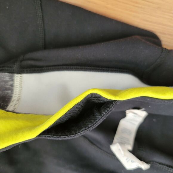 CLEARANCE!!! 💥 Lululemon Size 6 Black Slit Back Flared Yoga Capri Pants - Picture 9 of 11